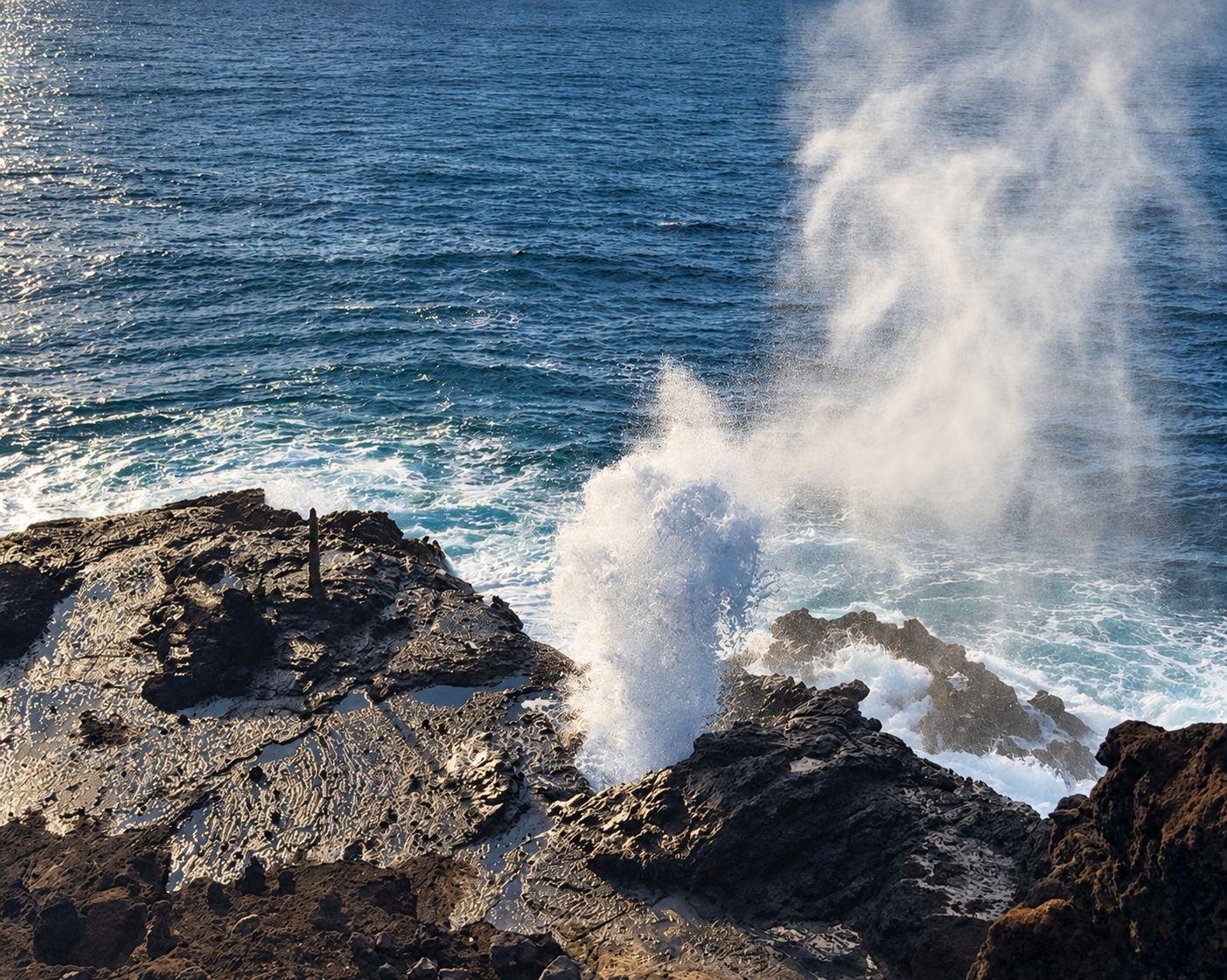 Halona Blowhole erupting from the lava shelf